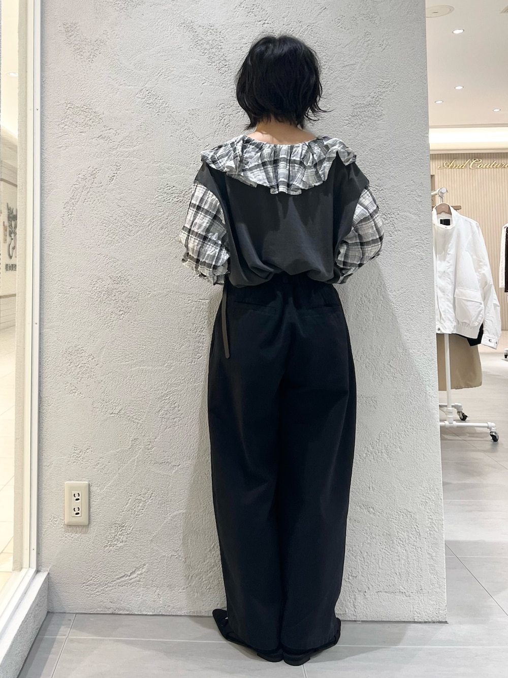 ブラック系のサンダル、グレー系のTシャツ/カットソー、ブラック系のその他パンツを着用したレディースの秋コーディネートの2枚目の写真