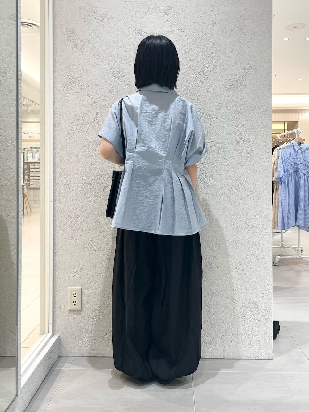 ブルー系のシャツ/ブラウス、ブラック系のサンダル、ブラック系のその他パンツを着用したレディースの春コーディネートの3枚目の写真