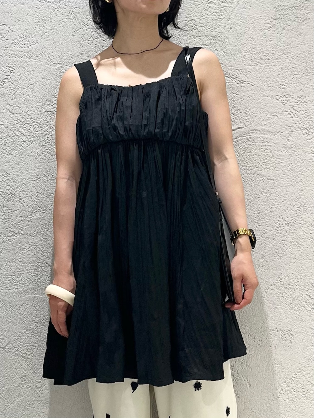 ブラック系のワンピース、ブラック系のサンダル、ホワイト系のその他パンツを着用したレディースの夏コーディネートの5枚目の写真