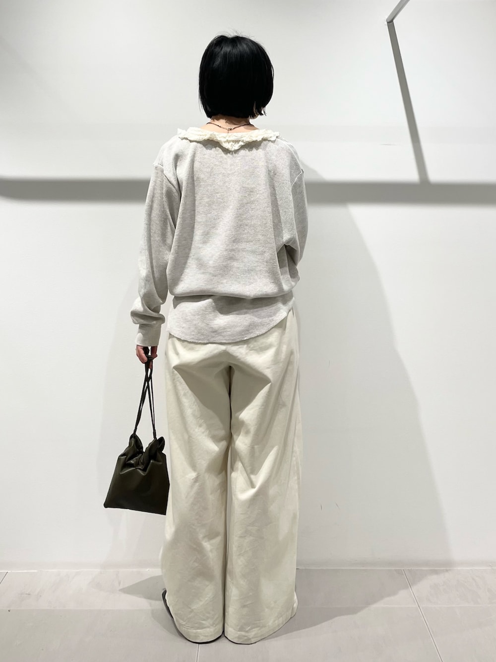 ブラック系のその他シューズ、ベージュ系のTシャツ/カットソー、ホワイト系のその他パンツを着用したレディースの春コーディネートの3枚目の写真