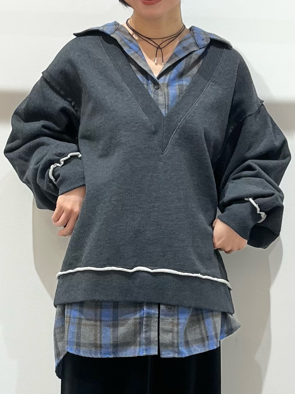 ブルー系のシャツ/ブラウス、ブラック系のスカート、ブラック系のブーツを着用したレディースの秋コーディネートの4枚目の写真