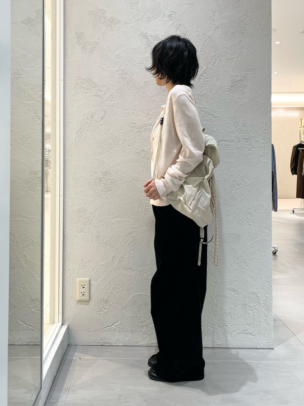 ブラック系のローファー、ブラック系のその他パンツ、ブラウン系のキャミソールを着用したレディースの夏コーディネートの2枚目の写真