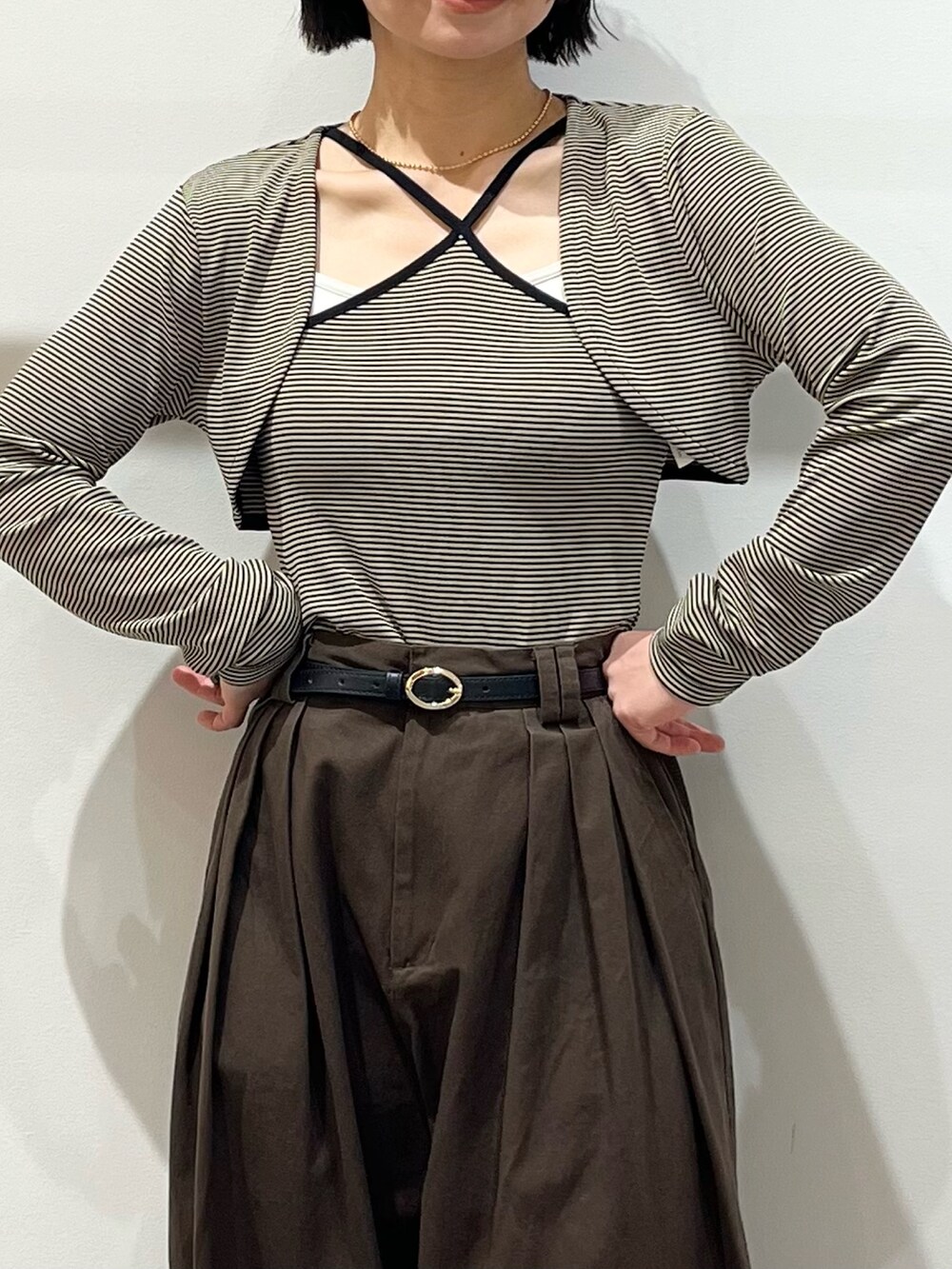 ベージュ系のキャミソール、ブラウン系のその他パンツ、ブラック系のボストンバッグを着用したレディースの春コーディネートの9枚目の写真