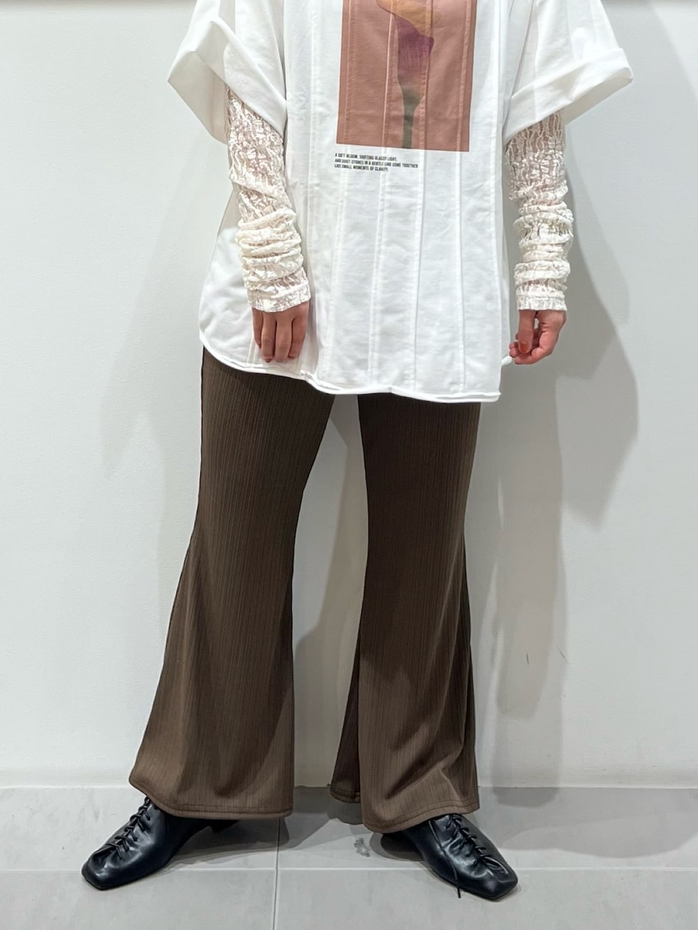 ホワイト系のTシャツ/カットソー、ブラック系のその他シューズ、ブラック系のバックパック/リュックを着用したレディースの春コーディネートの4枚目の写真