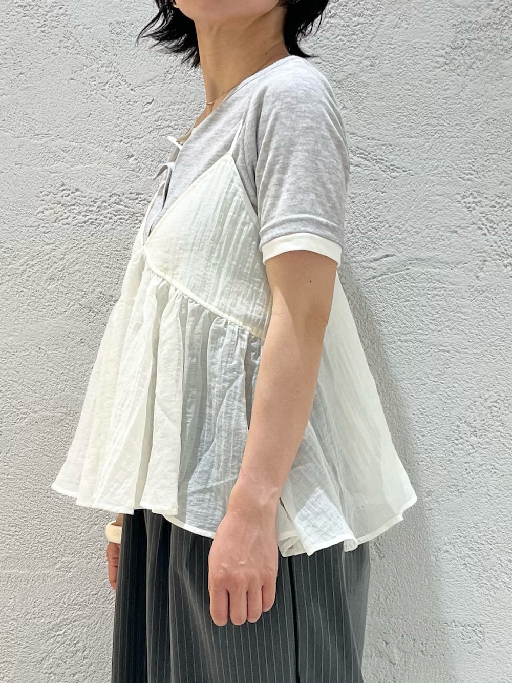 グレー系のTシャツ/カットソー、ホワイト系のその他トップス、ブラック系のサンダルを着用したレディースの夏コーディネートの5枚目の写真