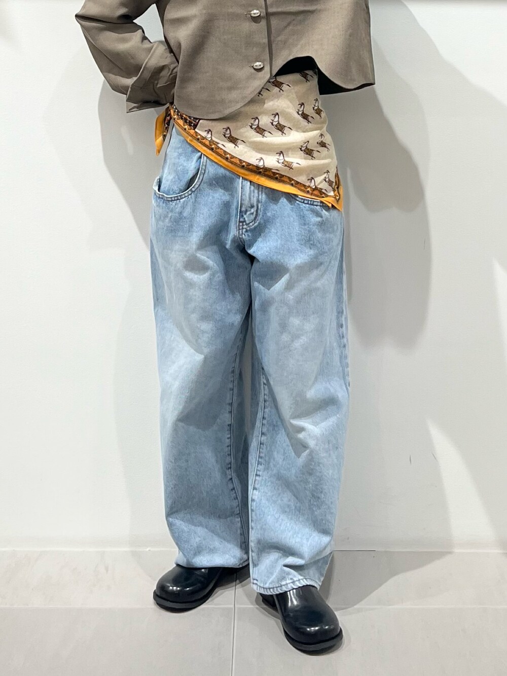 ブルー系のデニムパンツ、ブラック系のその他シューズ、ベージュ系のその他アウターを着用したレディースの秋コーディネートの6枚目の写真