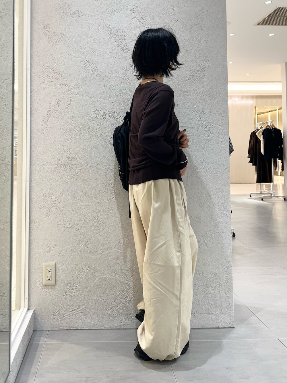 ベージュ系のその他パンツ、ブラウン系のカーディガン/ボレロ、ブラック系のバックパック/リュックを着用したレディースの秋コーディネートの4枚目の写真