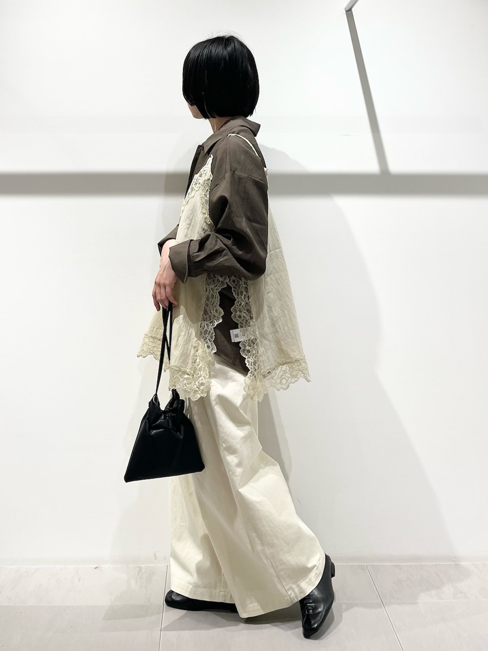 ベージュ系のシャツ/ブラウス、ブラウン系のシャツ/ブラウス、ブラック系のその他シューズを着用したレディースの春コーディネートの2枚目の写真