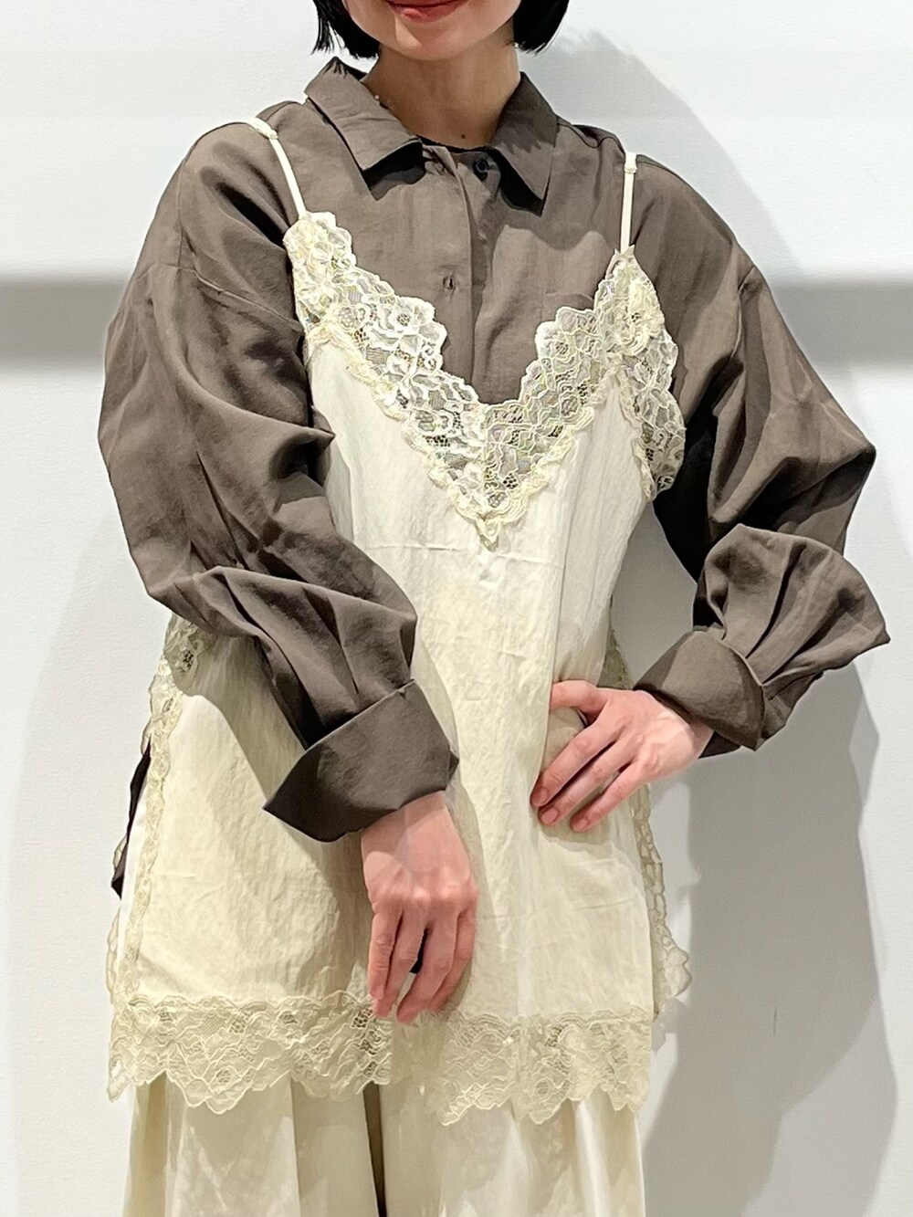 ベージュ系のシャツ/ブラウス、ブラウン系のシャツ/ブラウス、ブラック系のその他シューズを着用したレディースの春コーディネートの6枚目の写真