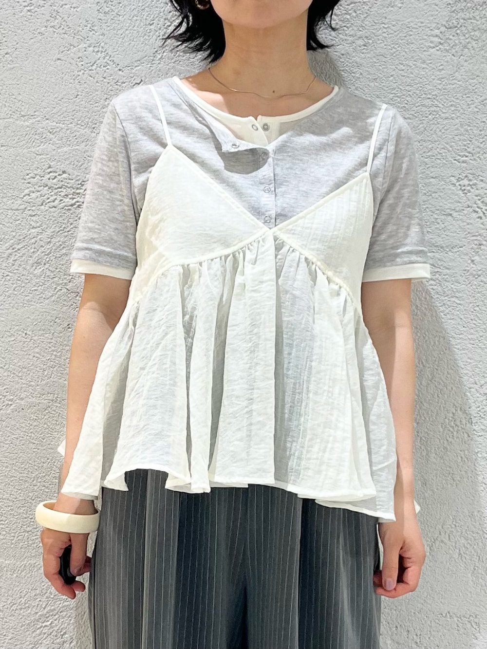 グレー系のTシャツ/カットソー、ホワイト系のその他トップス、ブラック系のサンダルを着用したレディースの夏コーディネートの4枚目の写真