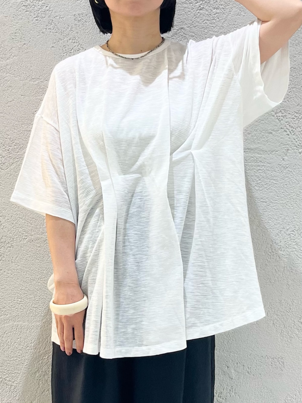 ホワイト系のTシャツ/カットソー、グレー系のバックパック/リュック、ブラック系のその他パンツを着用したレディースの夏コーディネートの5枚目の写真