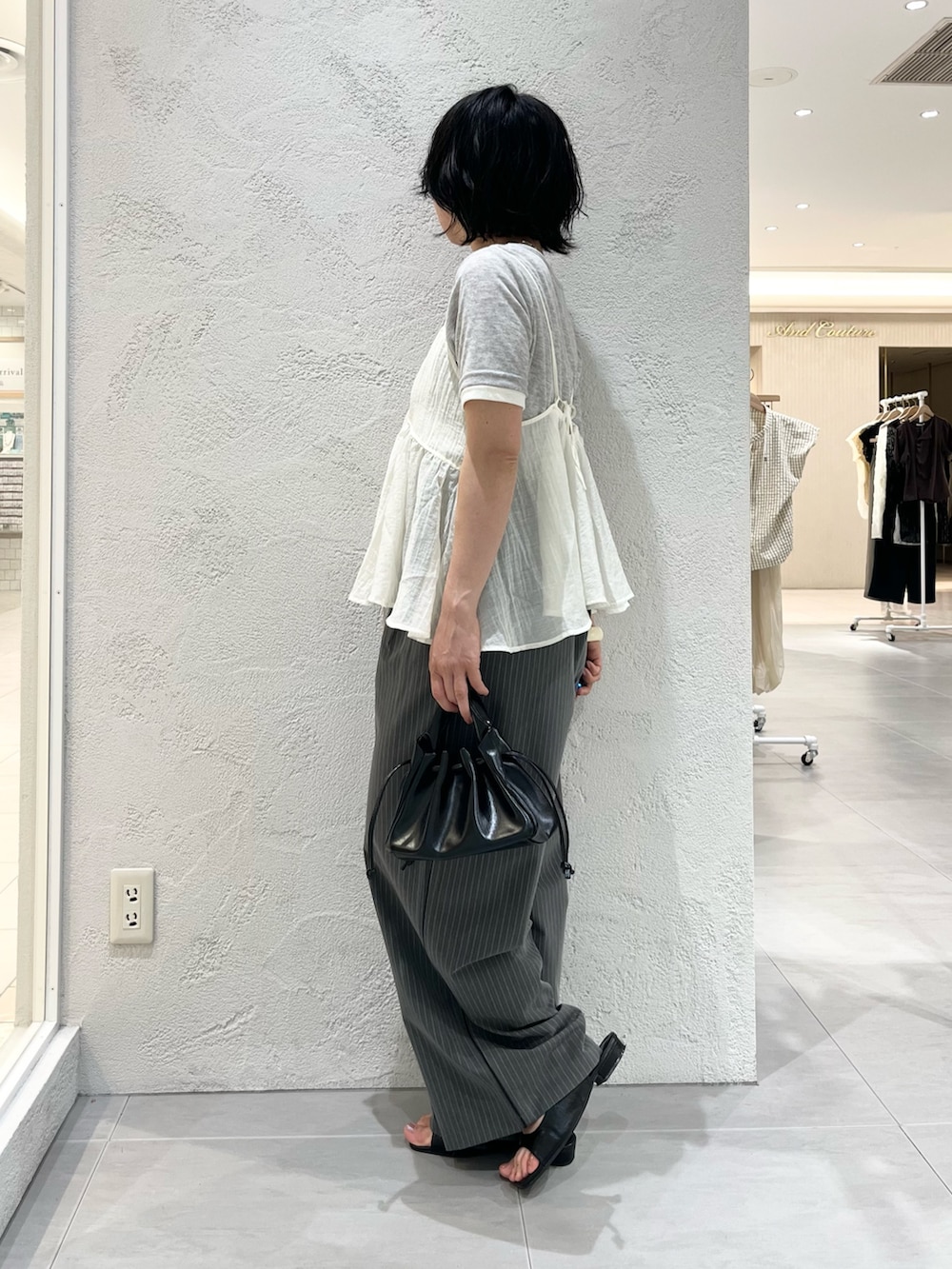 グレー系のTシャツ/カットソー、ホワイト系のその他トップス、ブラック系のサンダルを着用したレディースの夏コーディネートの2枚目の写真