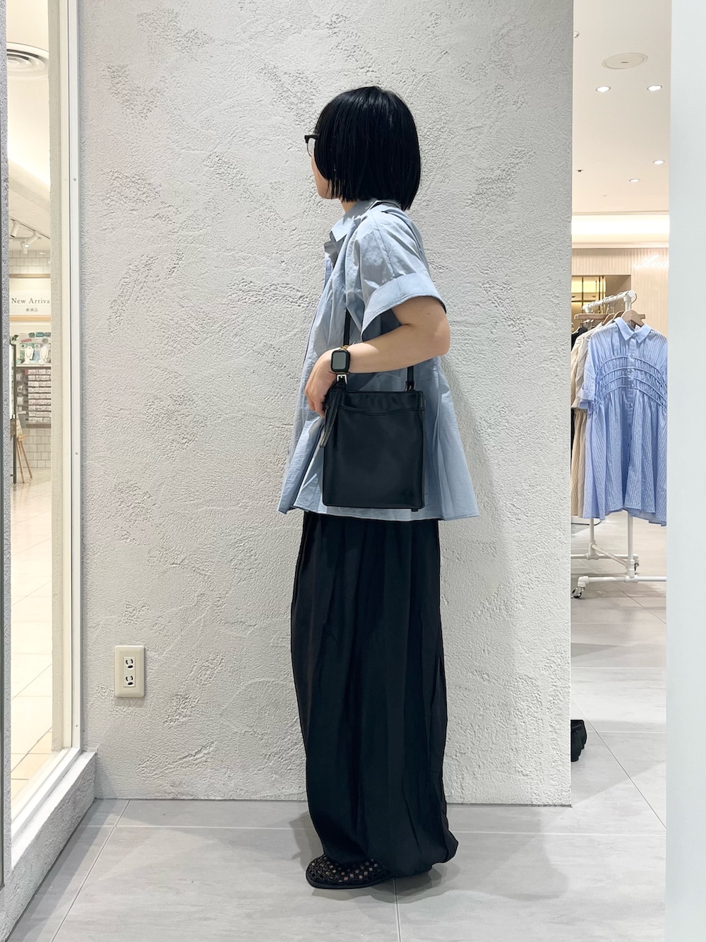 ブルー系のシャツ/ブラウス、ブラック系のサンダル、ブラック系のその他パンツを着用したレディースの春コーディネートの2枚目の写真