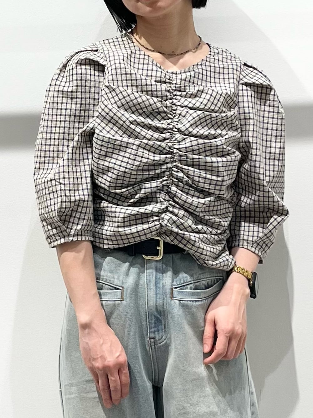 ベージュ系のシャツ/ブラウス、ブルー系のデニムパンツ、ブラック系のその他シューズを着用したレディースの春コーディネートの5枚目の写真