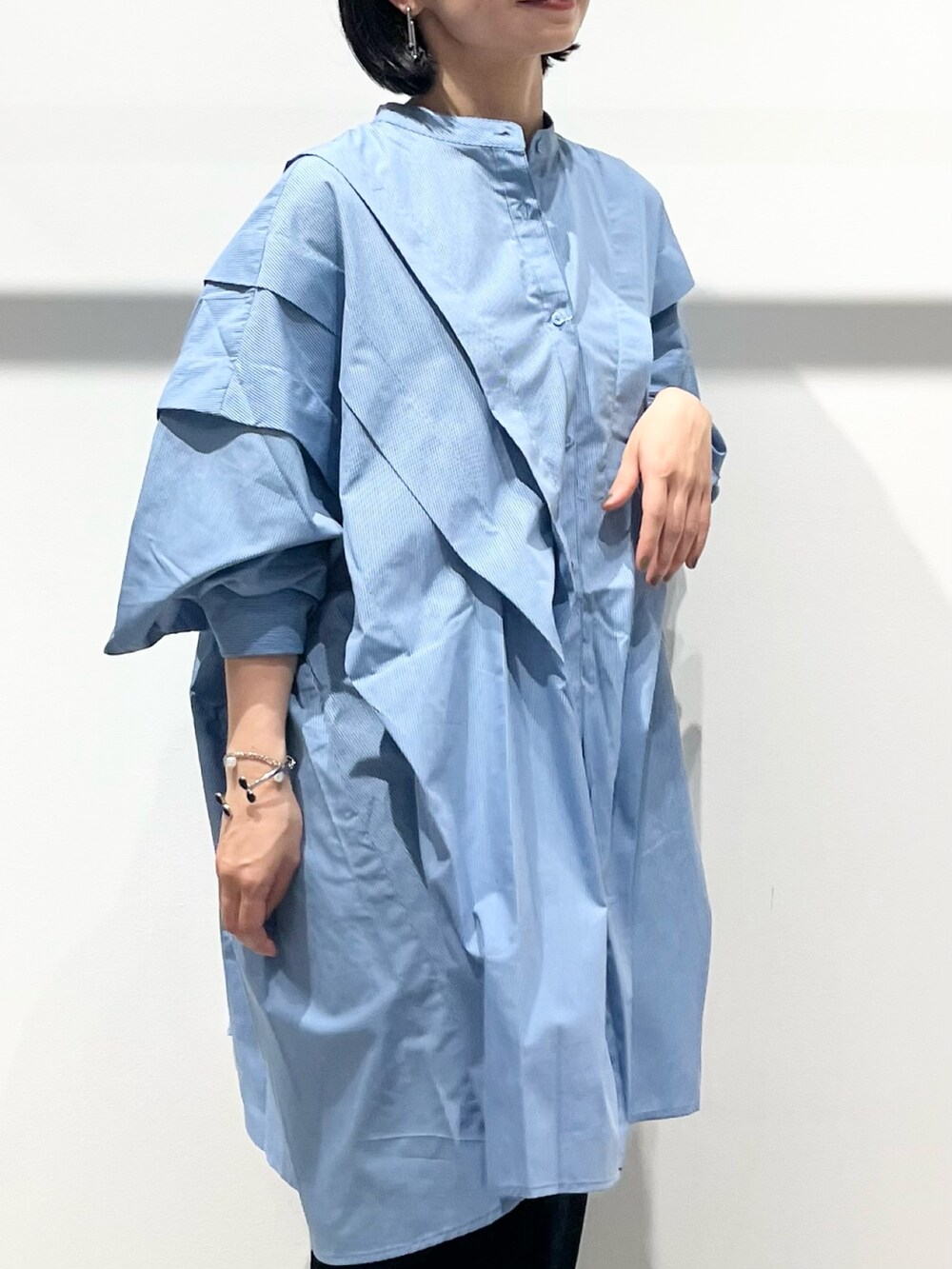 シルバー系のショルダーバッグ、ブラック系のその他パンツ、グレー系のスニーカーを着用したレディースの夏コーディネートの7枚目の写真