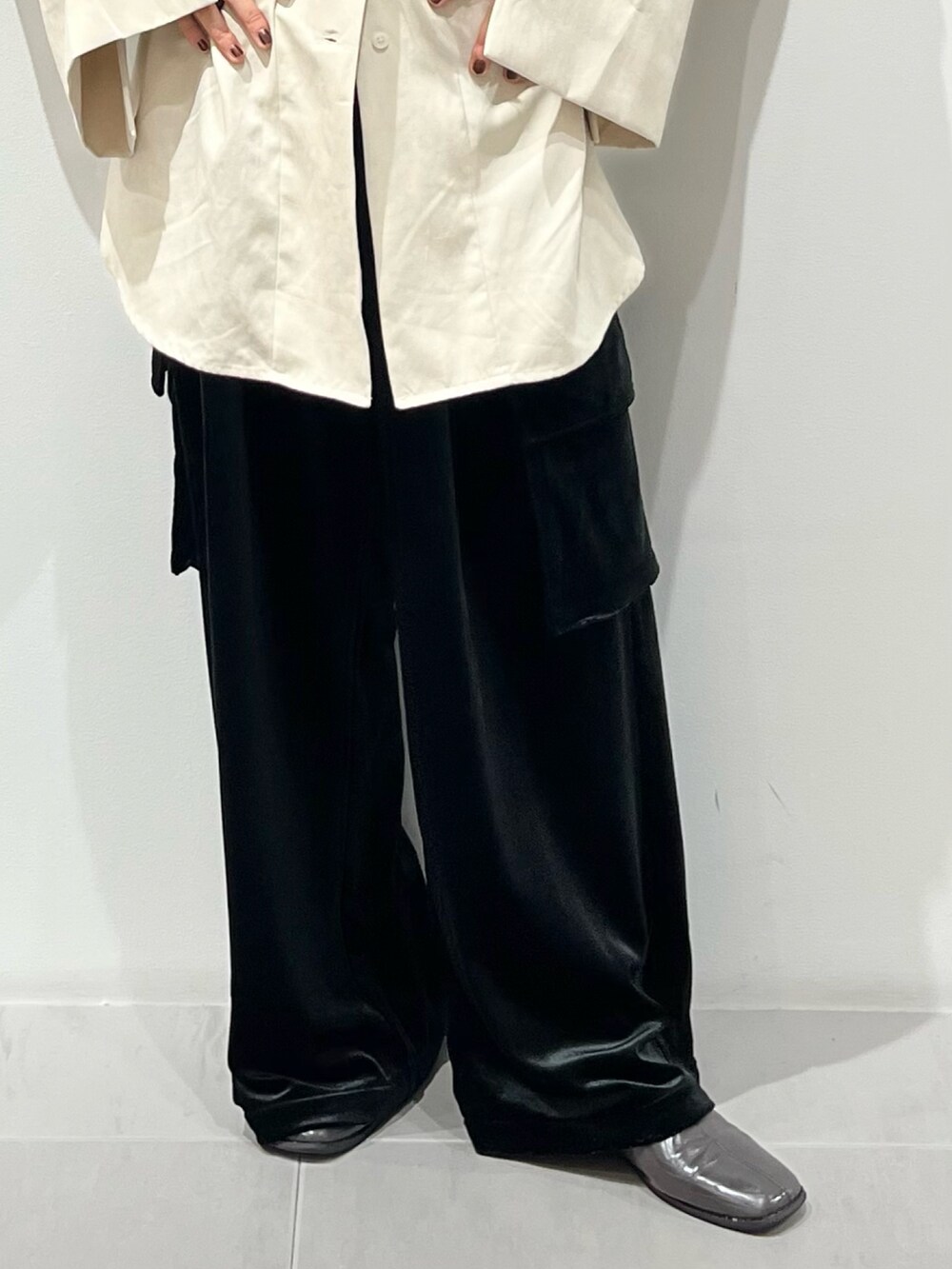 ベージュ系のその他トップス、ホワイト系のシャツ/ブラウス、ブラック系のその他パンツを着用したレディースの秋コーディネートの5枚目の写真