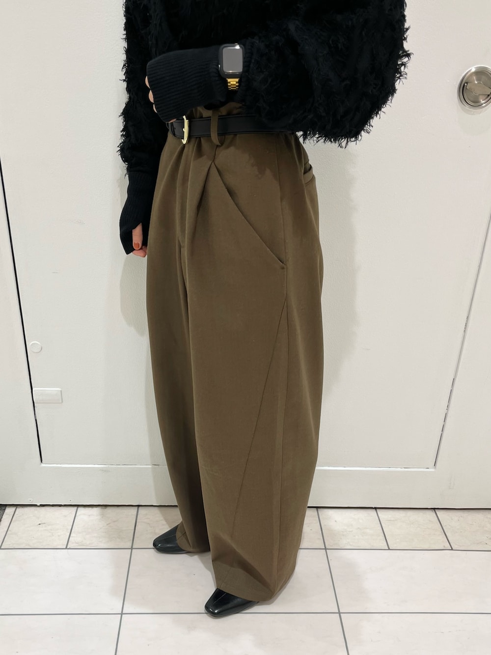 ブラウン系のその他パンツ、ブラック系のパンプス、ブラック系のカーディガン/ボレロを着用したレディースの冬コーディネートの4枚目の写真