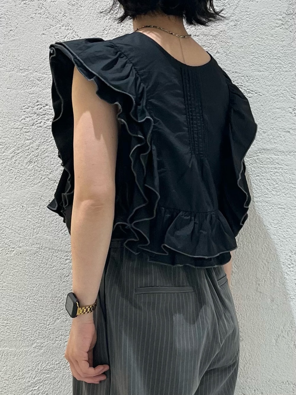 ブラック系のシャツ/ブラウス、ブラック系のサンダル、グレー系のその他パンツを着用したレディースの夏コーディネートの6枚目の写真