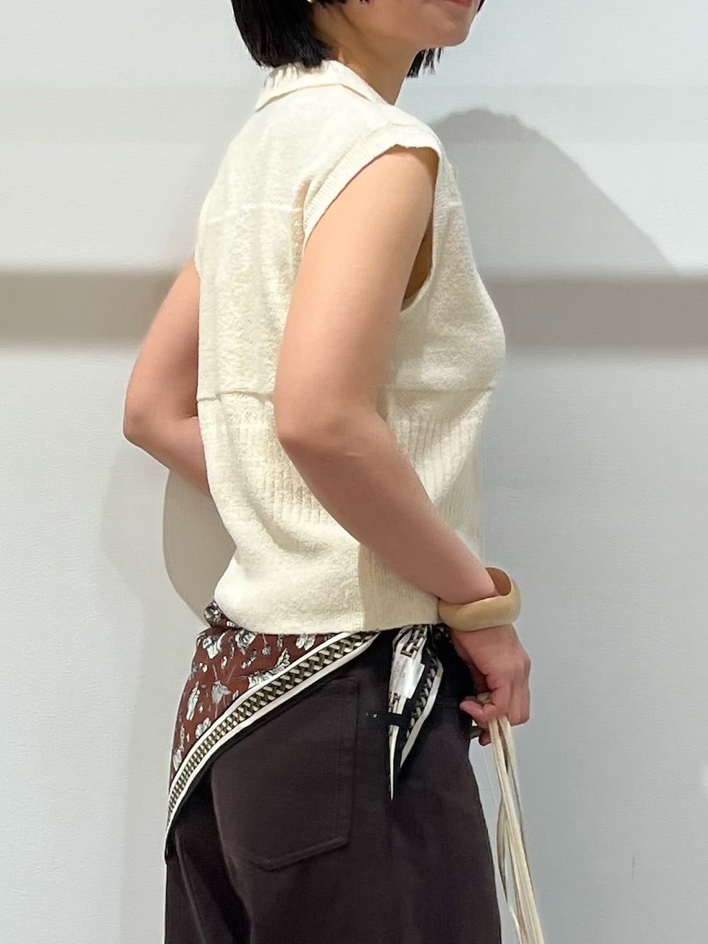 その他のサンダル、ホワイト系のニット/セーター、ベージュ系のブレスレットを着用したレディースの春コーディネートの4枚目の写真