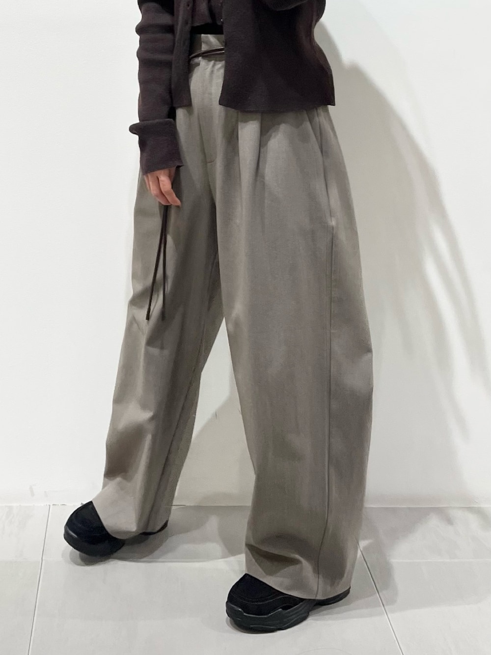 ブラウン系のニット/セーター、グレー系のその他パンツ、ブラック系のその他シューズを着用したレディースの冬コーディネートの5枚目の写真