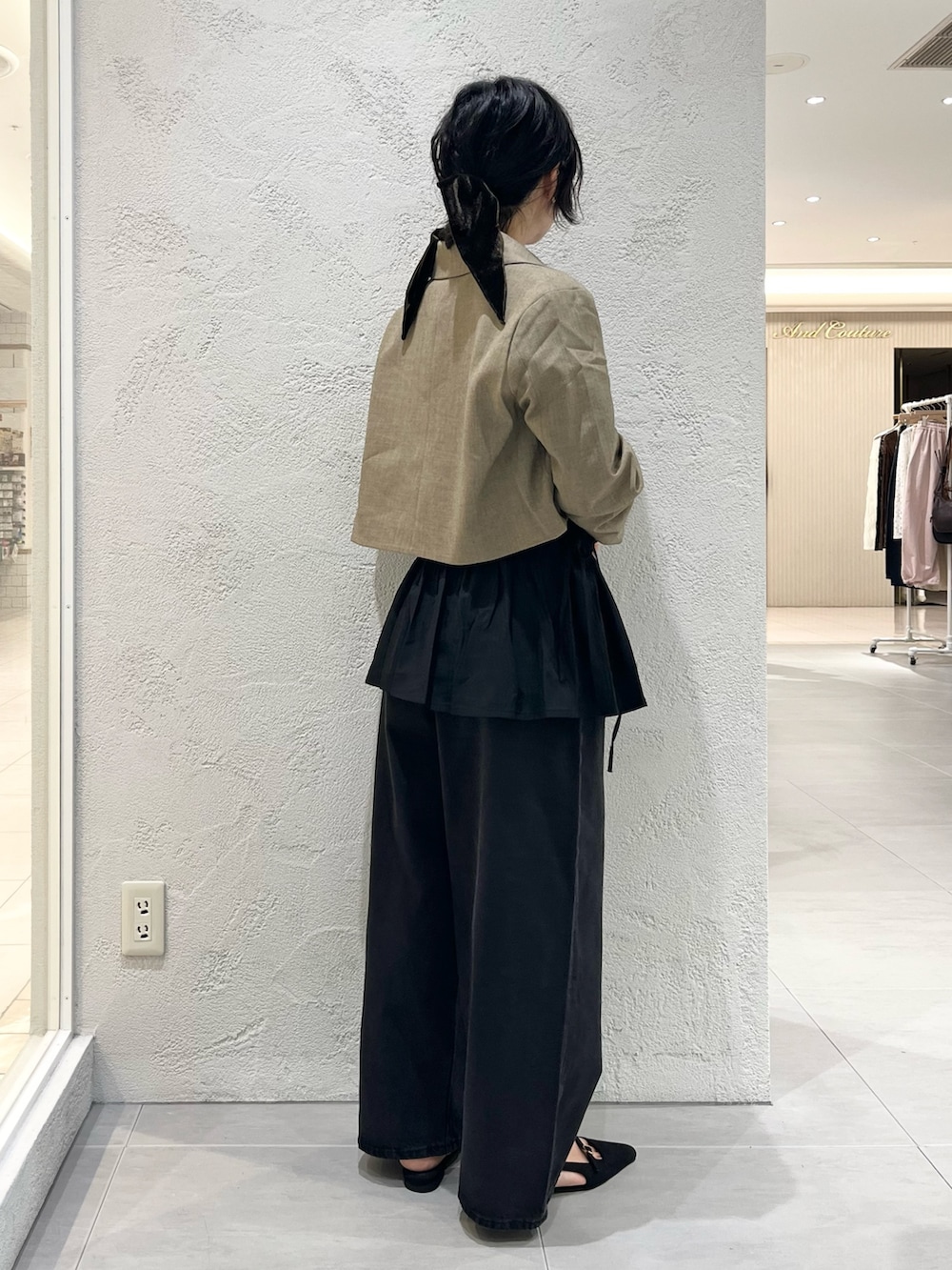 ブラック系のサンダル、ブラック系のシャツ/ブラウス、ブラック系のデニムパンツを着用したレディースの秋コーディネートの4枚目の写真