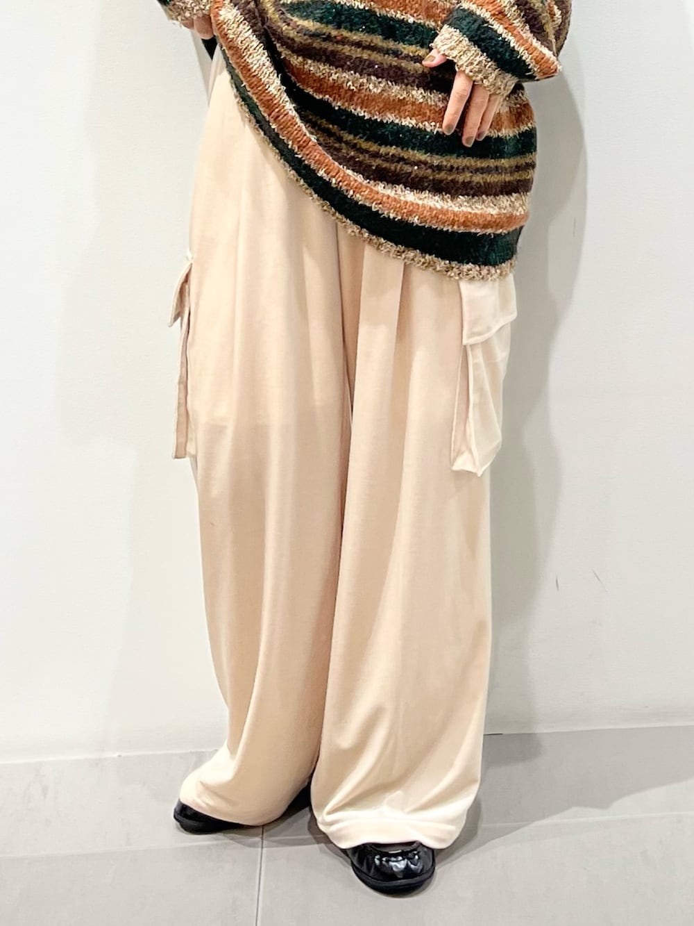 ブラウン系のニット/セーター、パープル系のその他パンツ、ブラック系のその他シューズを着用したレディースの秋コーディネートの5枚目の写真