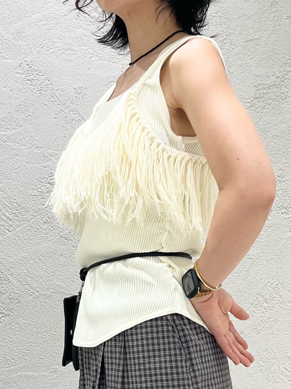 ホワイト系のニット/セーター、ホワイト系のタンクトップ、ブラウン系のその他パンツを着用したレディースの夏コーディネートの5枚目の写真