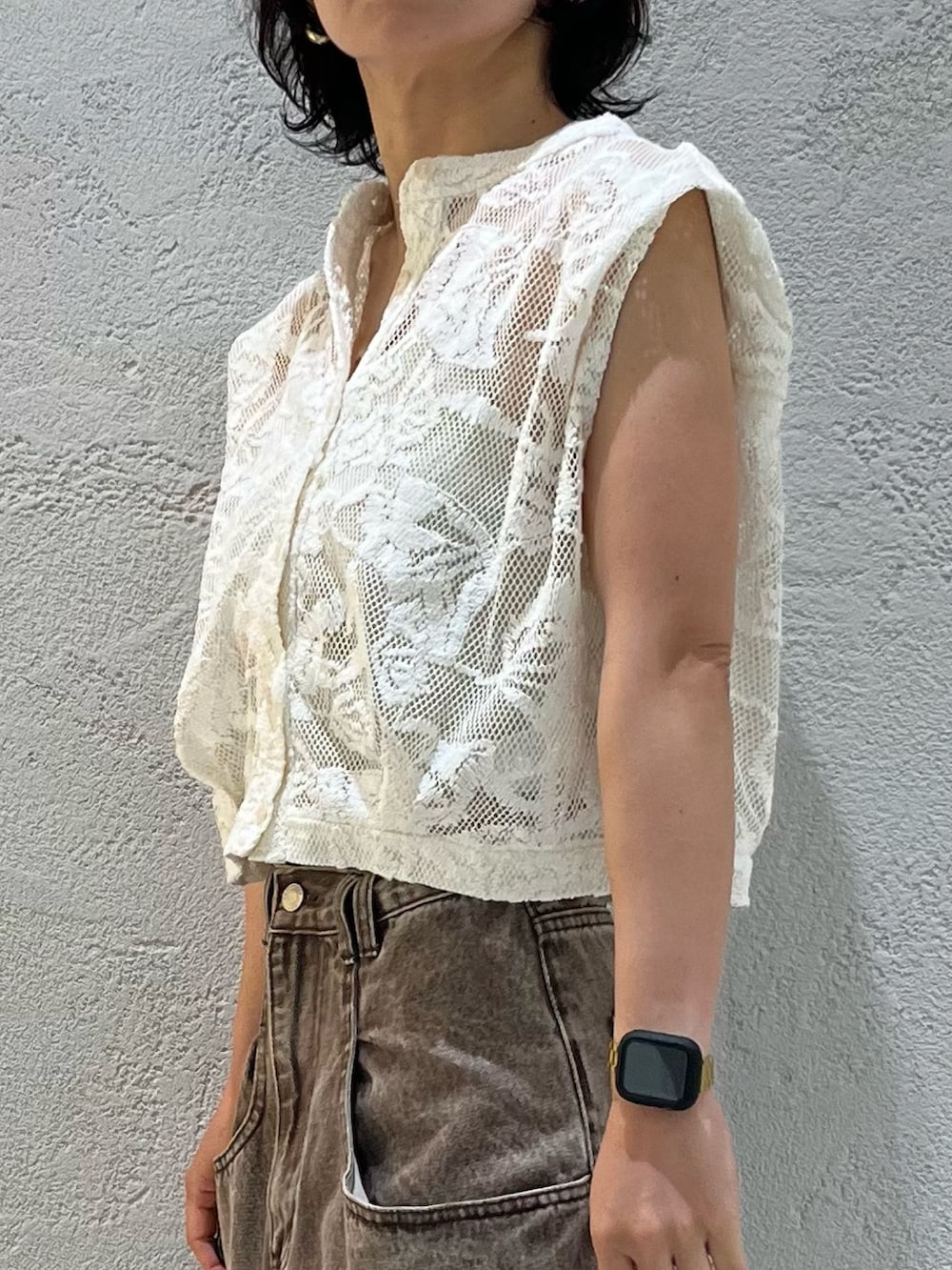 ブラウン系のショルダーバッグ、ホワイト系のシャツ/ブラウス、ブラウン系のデニムパンツを着用したレディースの夏コーディネートの6枚目の写真