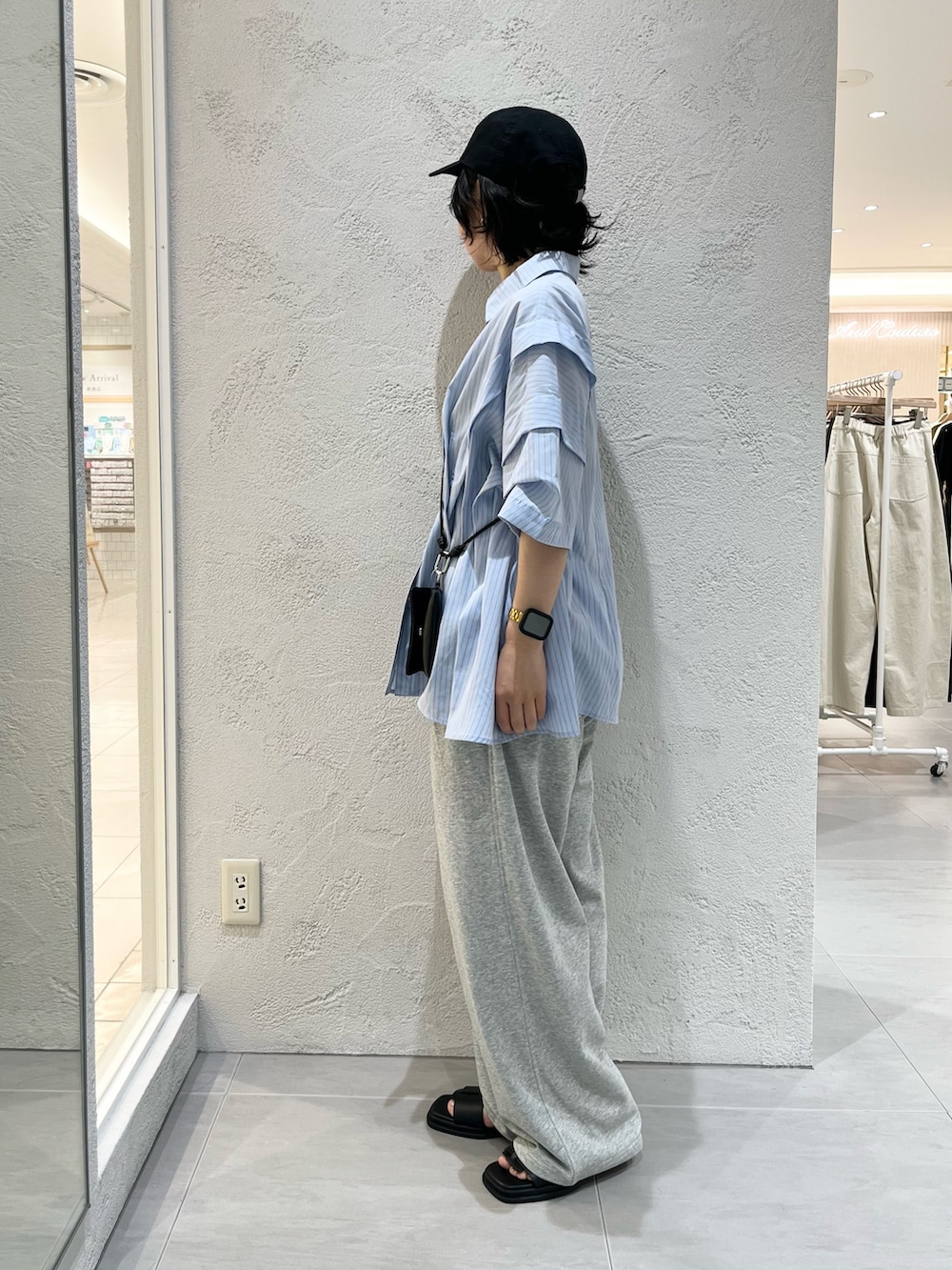 ブラック系のサンダル、グレー系のその他パンツ、ブルー系のシャツ/ブラウスを着用したレディースの夏コーディネートの2枚目の写真