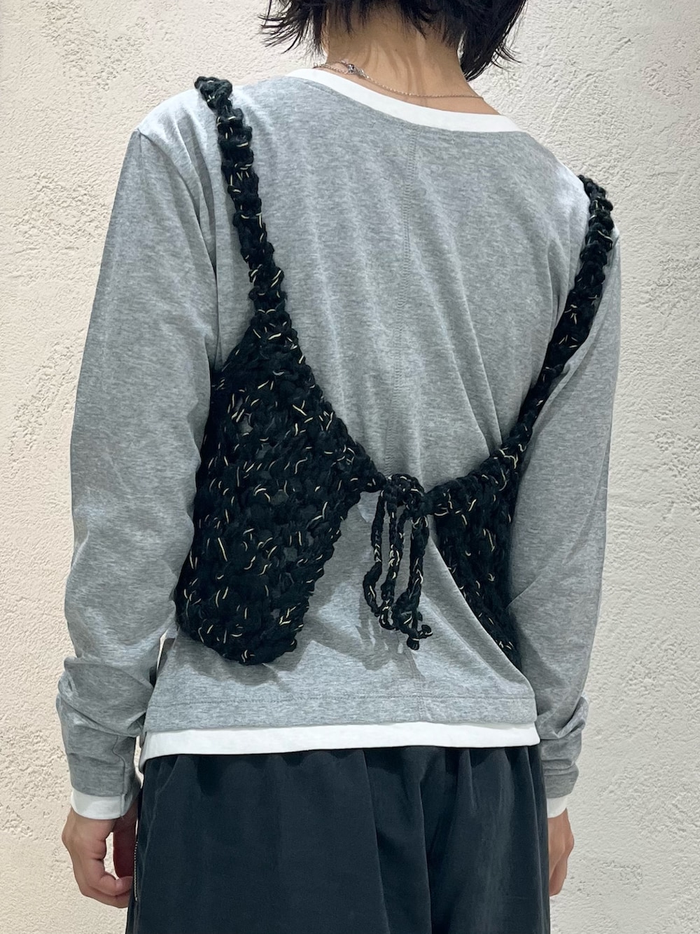 グレー系のTシャツ/カットソー、ブラック系のニット/セーター、グレー系のその他パンツを着用したレディースの秋コーディネートの7枚目の写真