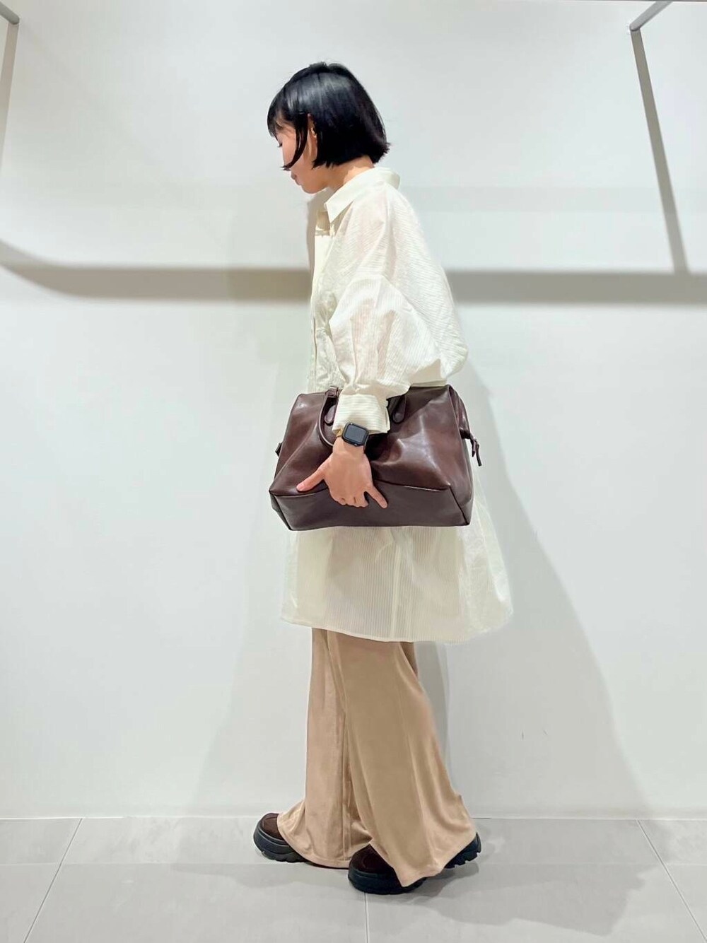 ベージュ系のその他パンツ、ホワイト系のワンピース、ブラウン系のスニーカーを着用したレディースの夏コーディネートの4枚目の写真