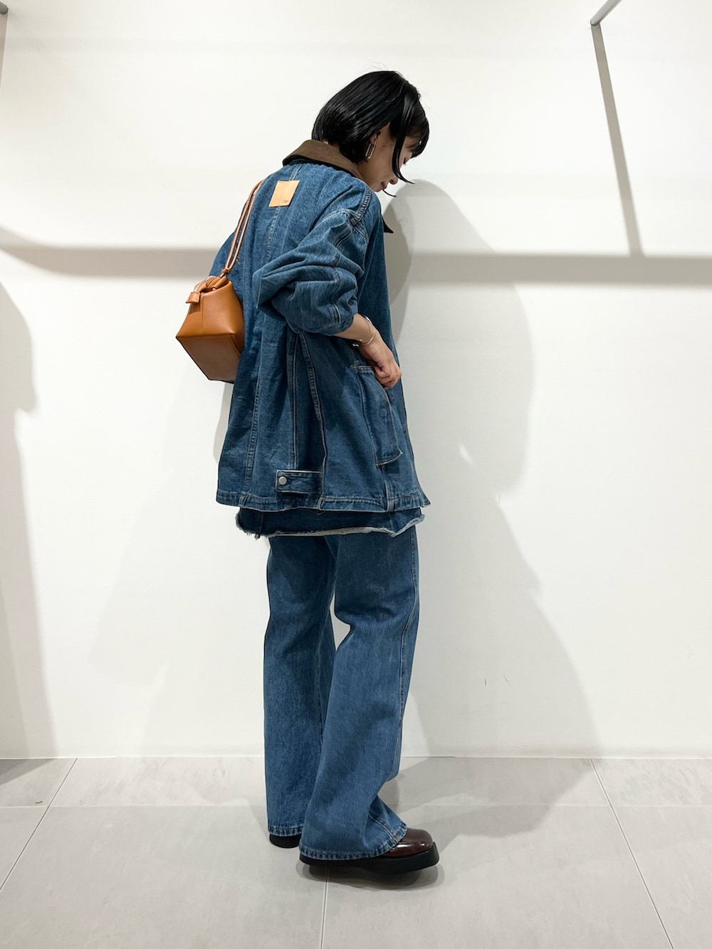 ブルー系のブルゾン、ブルー系のスカート、ブルー系のデニムパンツを着用したレディースの夏コーディネートの4枚目の写真