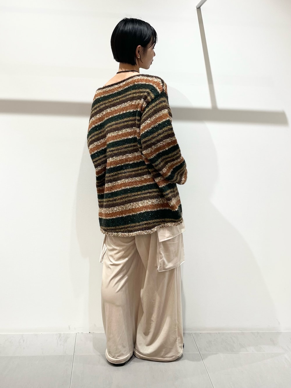 ブラウン系のニット/セーター、パープル系のその他パンツ、ブラック系のその他シューズを着用したレディースの秋コーディネートの3枚目の写真