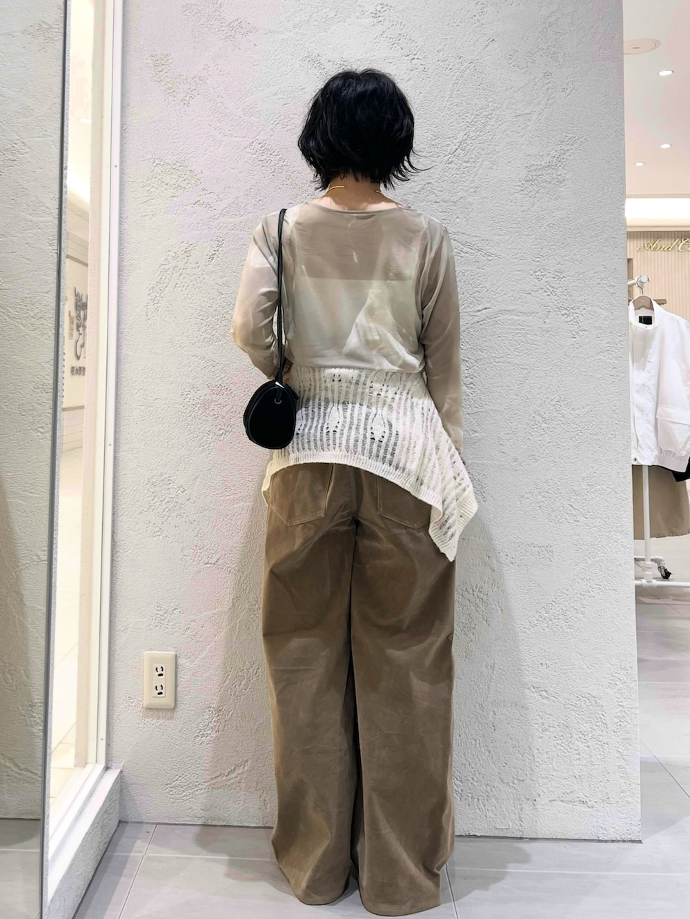 ブラック系のショルダーバッグ、ブラック系のサンダル、ベージュ系のその他パンツを着用したレディースの秋コーディネートの3枚目の写真