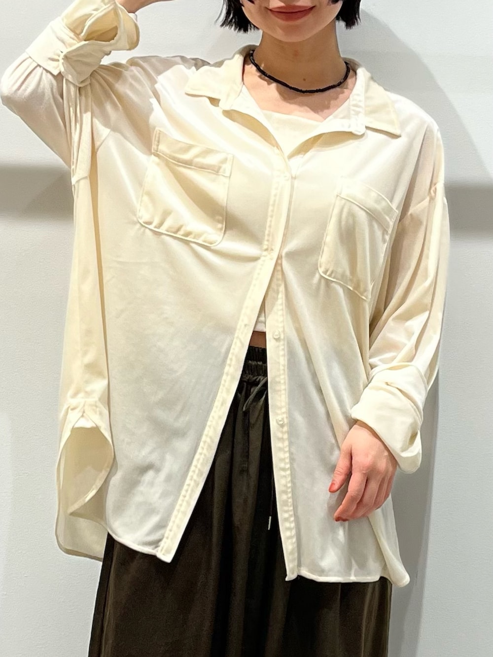 ブラック系のボストンバッグ、ホワイト系のシャツ/ブラウス、ブラック系のパンプスを着用したレディースの冬コーディネートの7枚目の写真