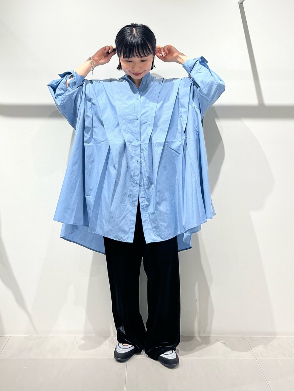 シルバー系のショルダーバッグ、ブラック系のその他パンツ、グレー系のスニーカーを着用したレディースの夏コーディネートの9枚目の写真