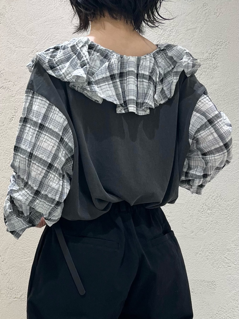 ブラック系のサンダル、グレー系のTシャツ/カットソー、ブラック系のその他パンツを着用したレディースの秋コーディネートの6枚目の写真