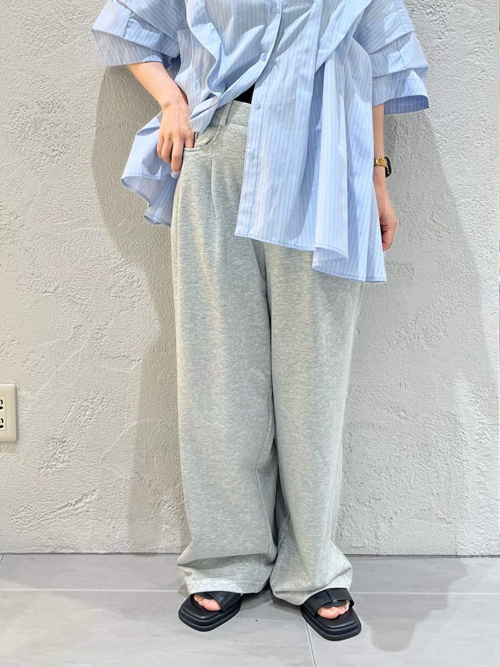 ブラック系のサンダル、グレー系のその他パンツ、ブルー系のシャツ/ブラウスを着用したレディースの夏コーディネートの5枚目の写真