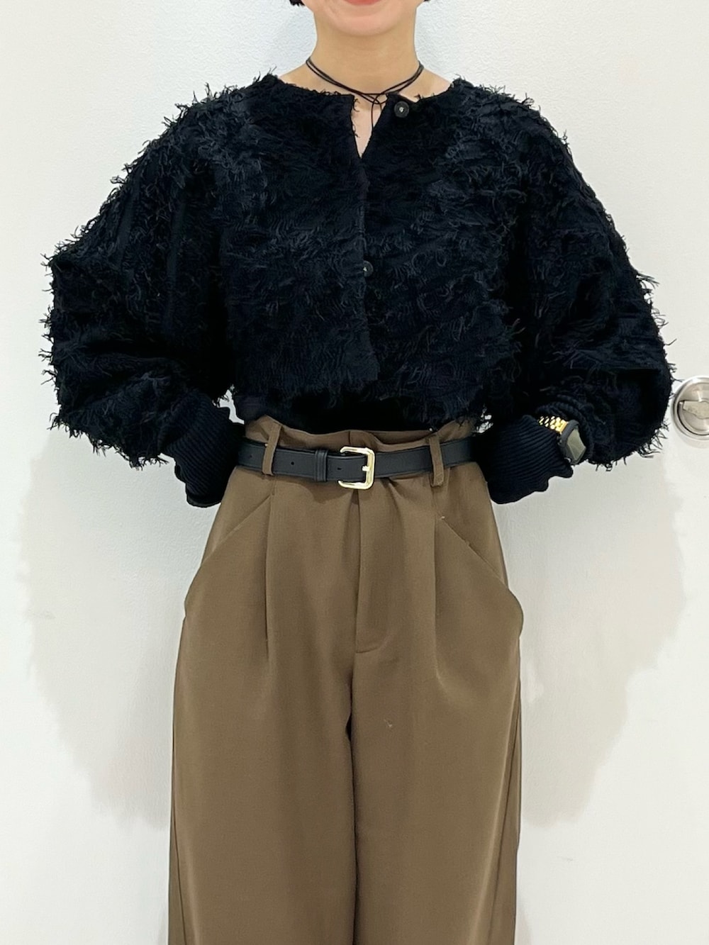 ブラウン系のその他パンツ、ブラック系のパンプス、ブラック系のカーディガン/ボレロを着用したレディースの冬コーディネートの3枚目の写真