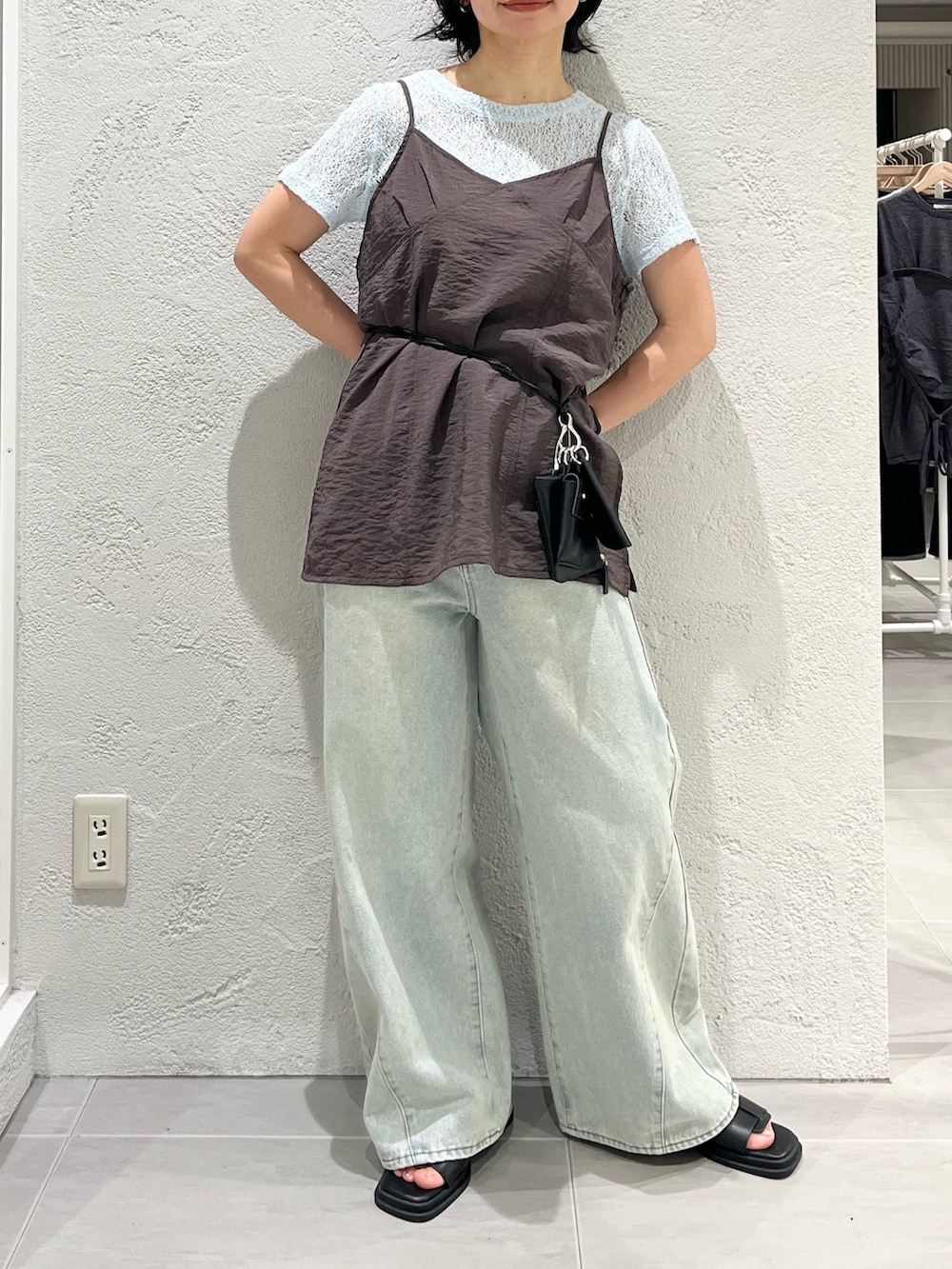 ブラック系のサンダル、ブルー系のデニムパンツ、ブルー系のTシャツ/カットソーを着用したレディースの夏コーディネートの6枚目の写真