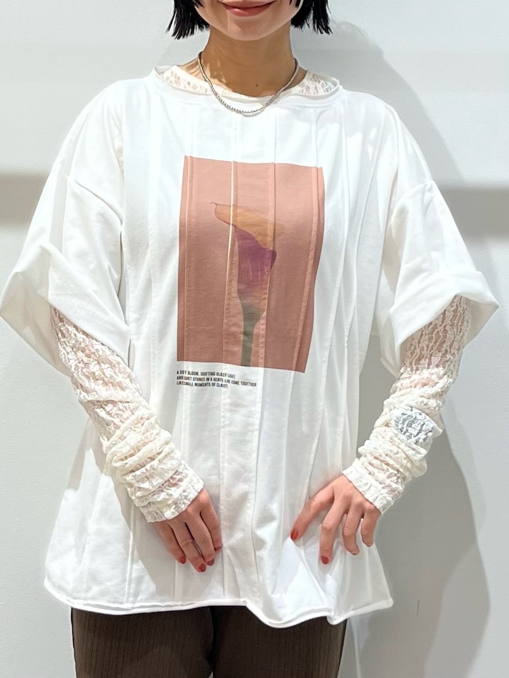 ホワイト系のTシャツ/カットソー、ブラック系のその他シューズ、ブラック系のバックパック/リュックを着用したレディースの春コーディネートの6枚目の写真