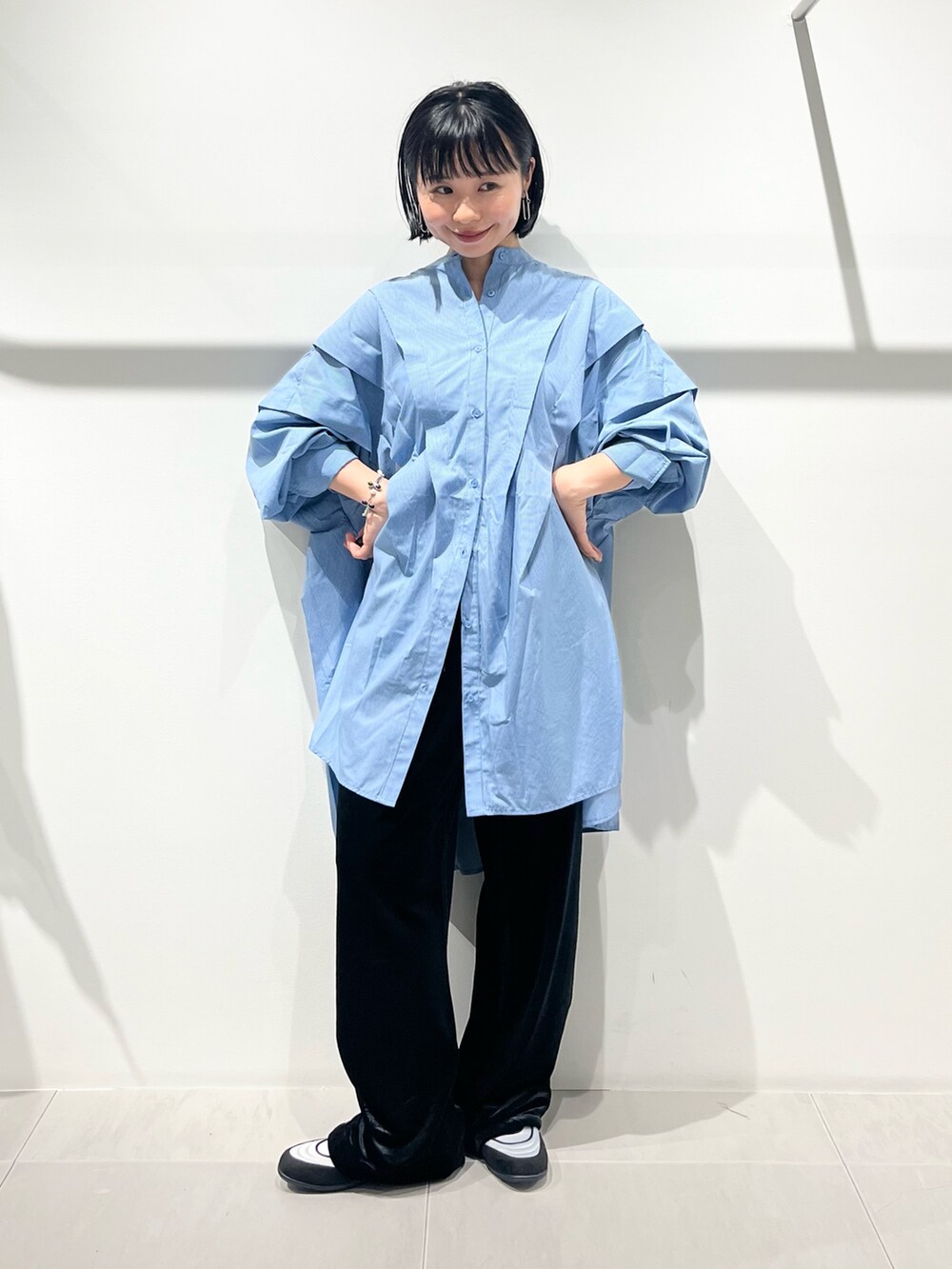 シルバー系のショルダーバッグ、ブラック系のその他パンツ、グレー系のスニーカーを着用したレディースの夏コーディネートの10枚目の写真
