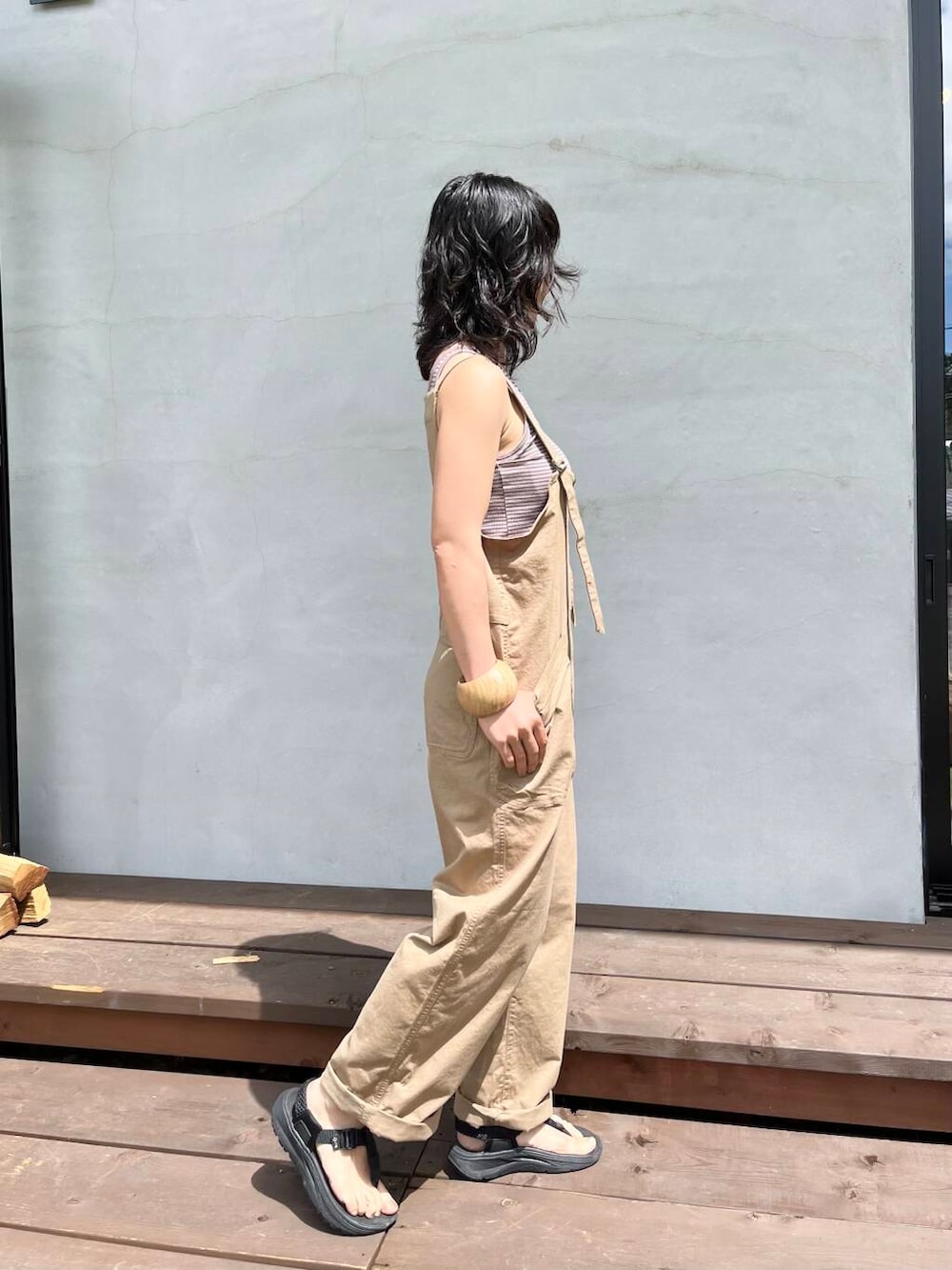 イエロー系のサロペット/オーバーオール、ブラック系のサンダルを着用したレディースの夏コーディネートの2枚目の写真