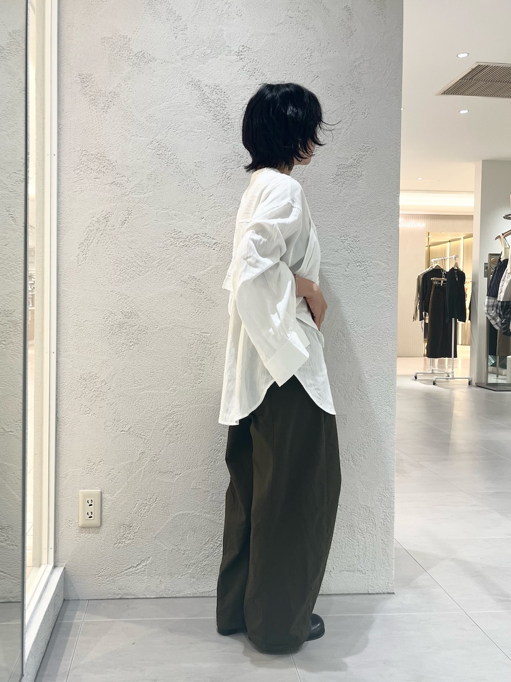 ホワイト系のシャツ/ブラウス、ブラック系のサンダル、ブラック系のショルダーバッグを着用したレディースの秋コーディネートの4枚目の写真