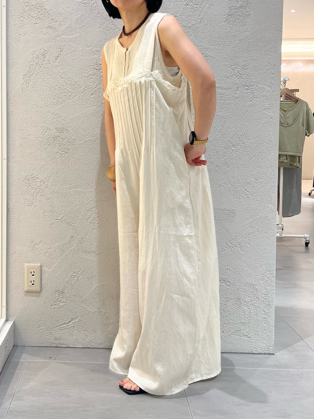 ホワイト系のその他パンツ、ブラック系のトートバッグ、ブラック系のサンダルを着用したレディースの夏コーディネートの7枚目の写真