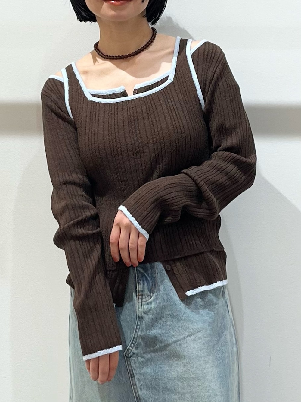 ブラウン系のその他シューズ、ブルー系のスカート、ホワイト系のハンドバッグを着用したレディースの春コーディネートの4枚目の写真