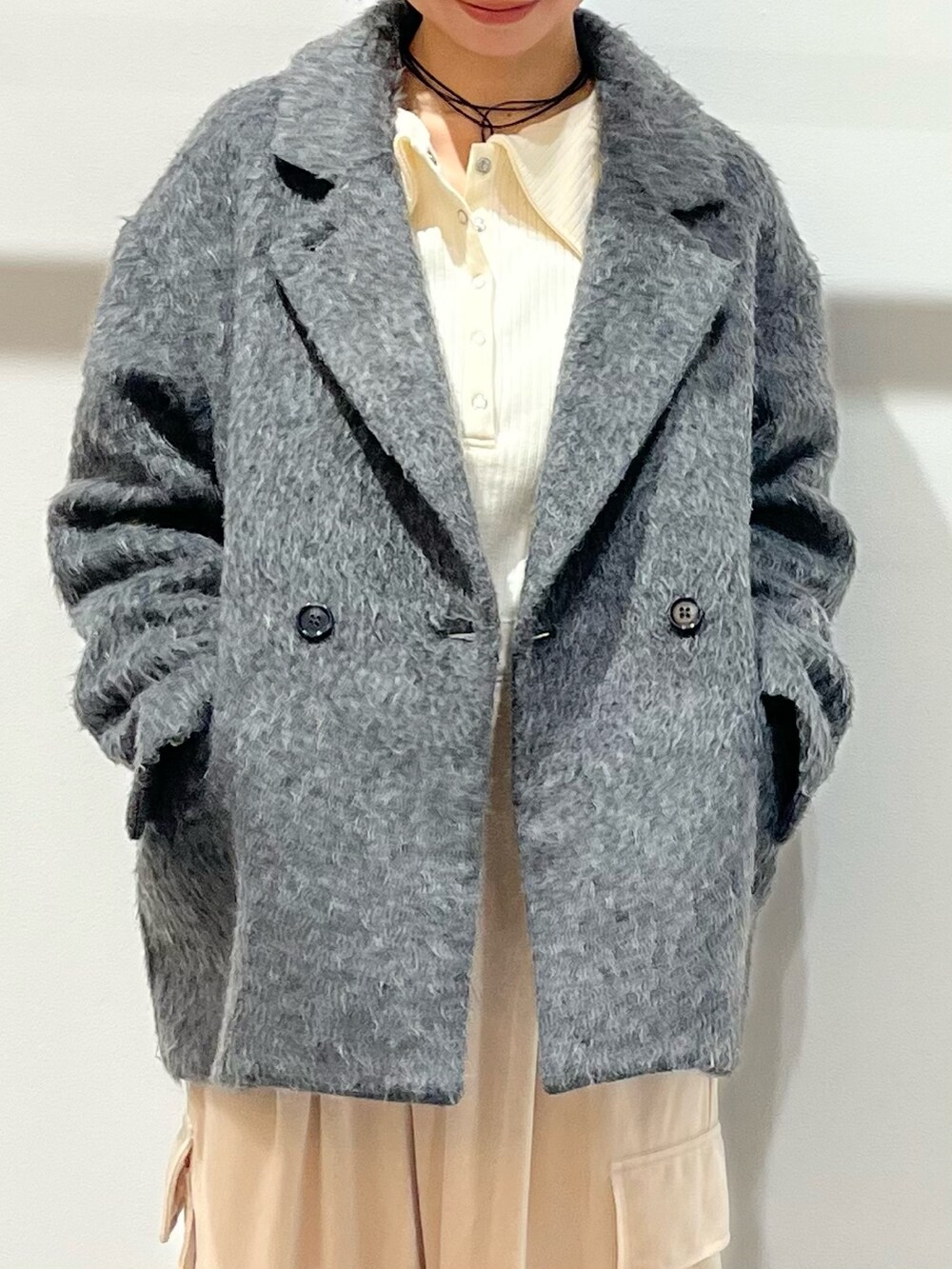 グレー系のその他アウター、パープル系のその他パンツ、ブラック系のその他シューズを着用したレディースの秋コーディネートの3枚目の写真