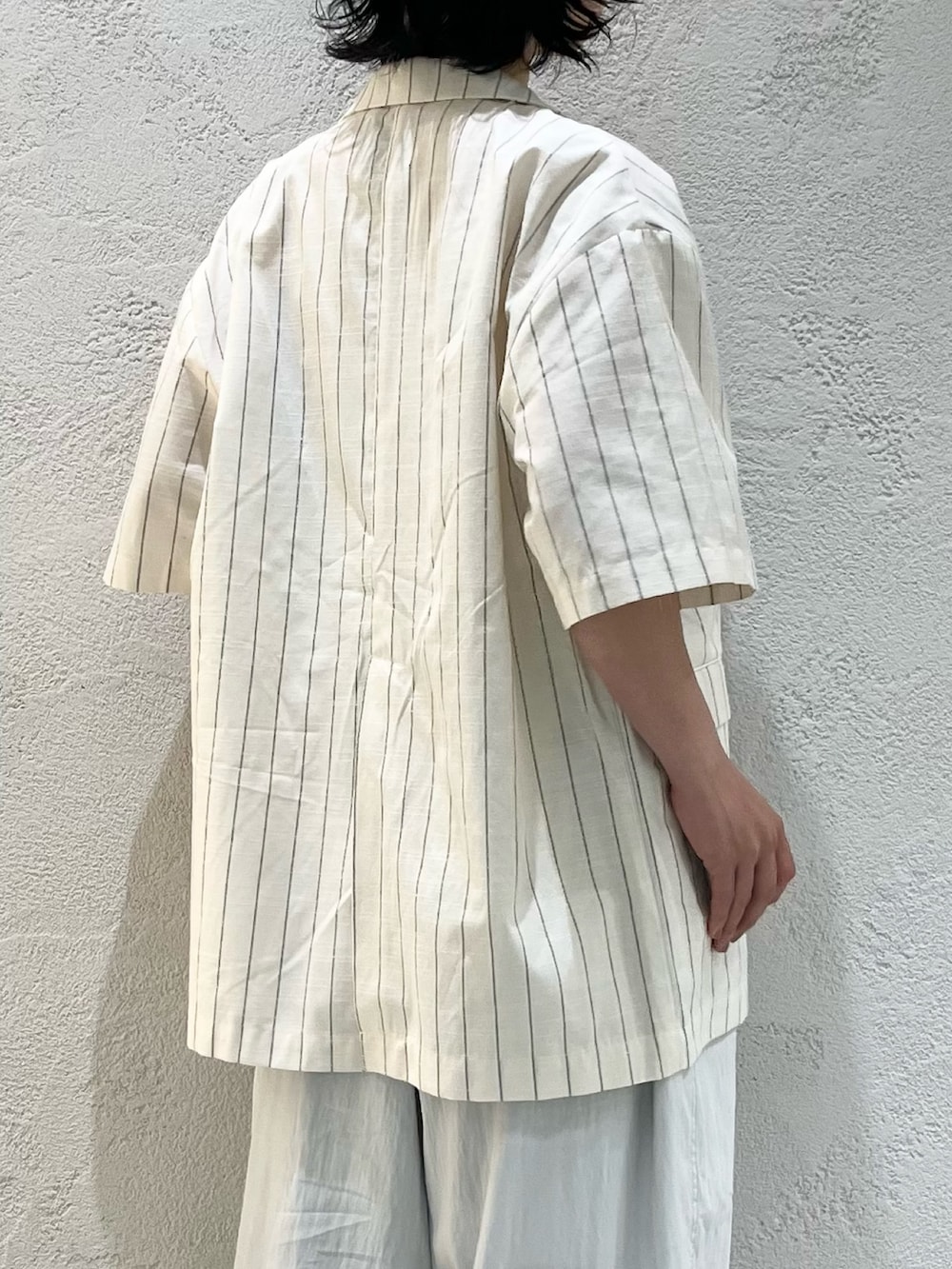 ブルー系のその他パンツ、ブラック系のサンダル、ホワイト系のその他アウターを着用したレディースの夏コーディネートの7枚目の写真