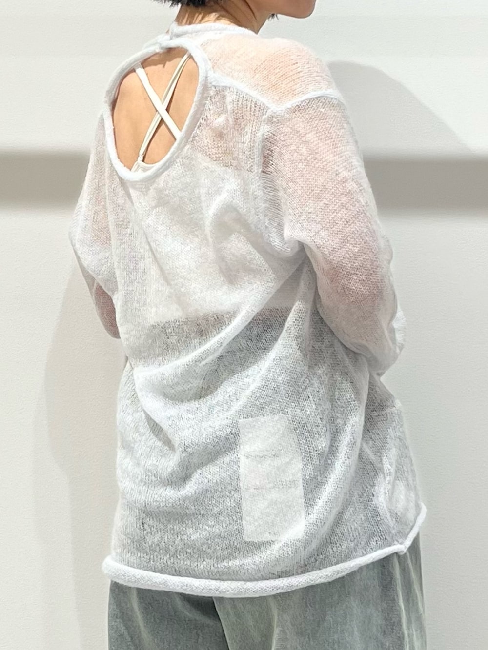 ブラック系のその他シューズ、グリーン系のショルダーバッグ、ブルー系のデニムパンツを着用したレディースの冬コーディネートの4枚目の写真