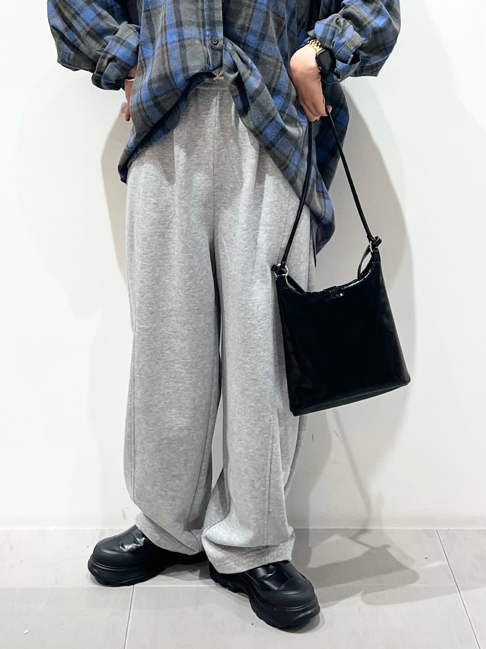 ブルー系のシャツ/ブラウス、ブラック系のショルダーバッグ、ブラック系のブーツを着用したレディースの秋コーディネートの5枚目の写真